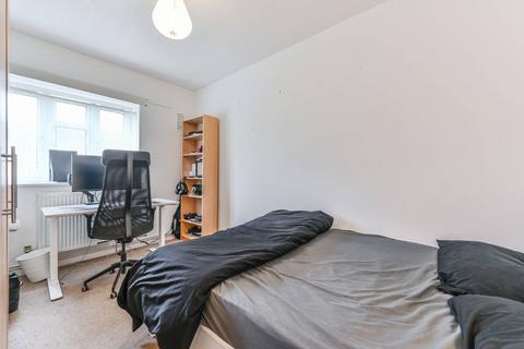 3 bedroom flat to rent, LAMBETH ROAD, Kennington, London, SE11
