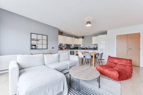 2 bedroom flat to rent - Aragon Court, Nine Elms, London, SW8