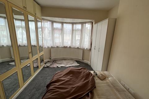 3 bedroom semi-detached house to rent - Milford Road, Southall