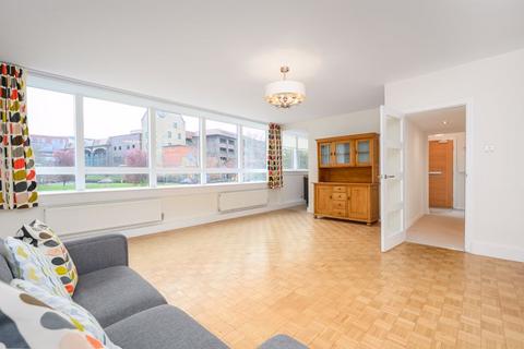 2 bedroom flat to rent, Wellington Close, Walton-on-Thames
