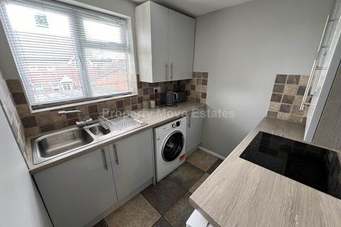 3 bedroom flat to rent, Armour Road, Reading