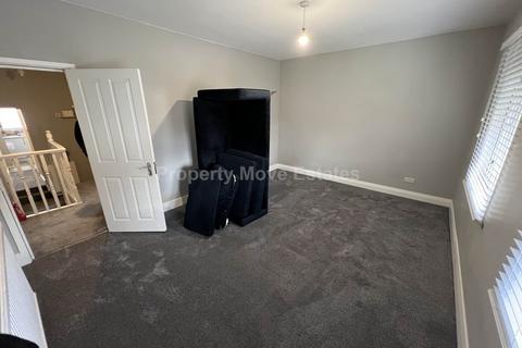 3 bedroom flat to rent, Armour Road, Reading