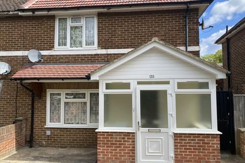 3 bedroom semi-detached house to rent, Minet Drive, Hayes
