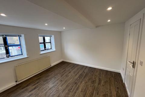 3 bedroom apartment to rent, Windsor Street, Uxbridge, UB8