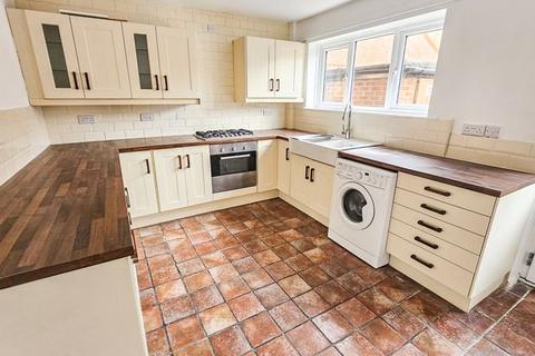 2 bedroom end of terrace house to rent, Regent Street, New Basford, NG7 7BJ