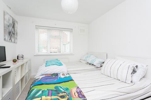 2 bedroom flat to rent, Brading Crescent