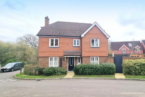 4 bedroom detached house for sale - Barncroft Drive, Lindfield, RH16