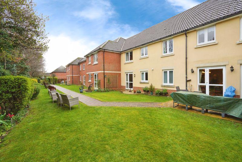 108110 Oxford Road, Calne SN11 1 bed flat for sale £135,000