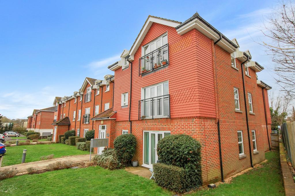 Brookers Road Billingshurst 2 bed flat for sale - £235,000