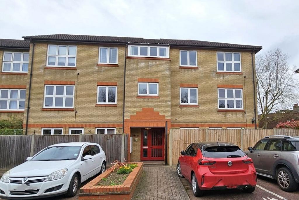 Ivybridge Close, 7 Mins walk (Google) Twickenham Station 2 bed flat £