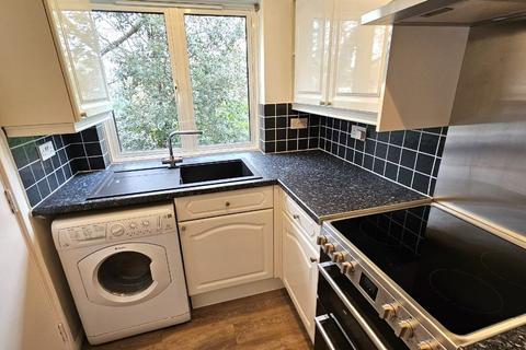 2 bedroom flat to rent, Ivybridge Close, 7 Mins walk (Google) Twickenham Station