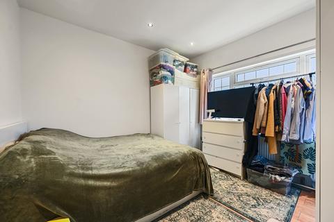 2 bedroom flat for sale - Highlands Avenue, Acton W3 6ET