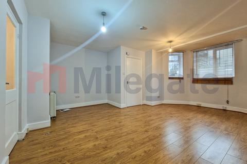 3 bedroom flat to rent - Clapham Common North Side, London SW4