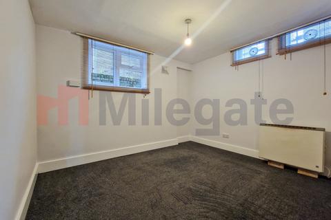 3 bedroom flat to rent, Clapham Common North Side, London SW4