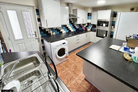 4 bedroom semi-detached house to rent, Highbridge Road, Dudley