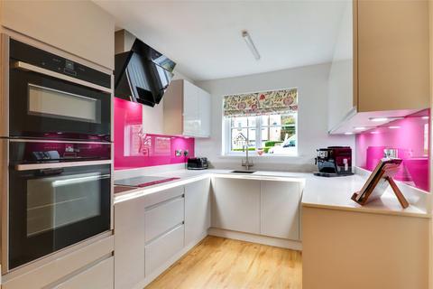 32 Kingdon Avenue, South Molton, EX36 4GJ