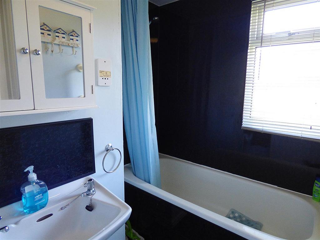46 Norton Park Bathroom.jpg