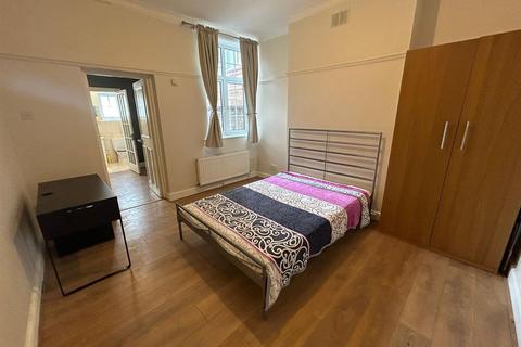Studio to rent - Parade Mansions, Hendon, London, NW4