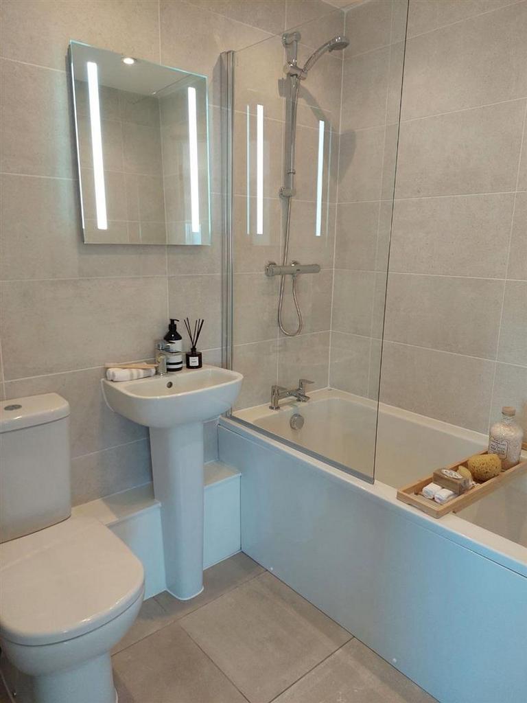 Livorno-bathroom.jpg