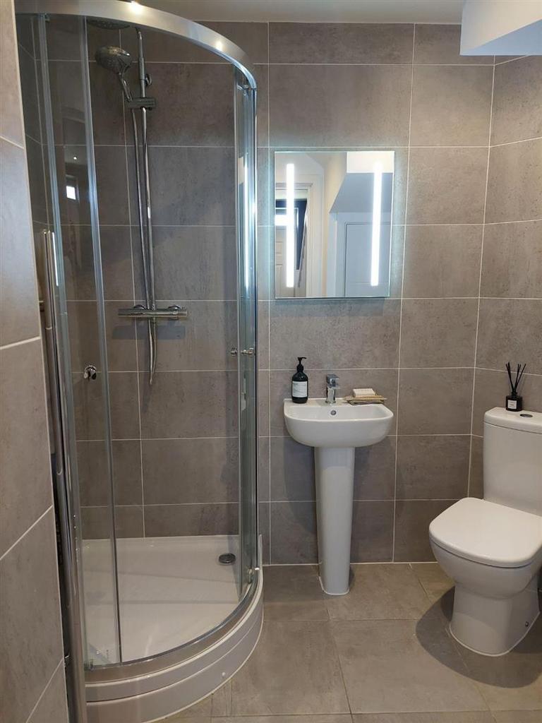 Livorno-ensuite.jpg
