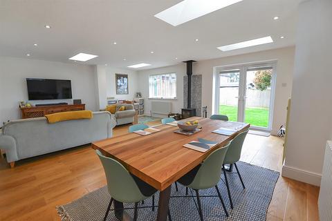 22 Thomas Avenue, Radcliffe On Trent, Nottingham, NG12 2HT