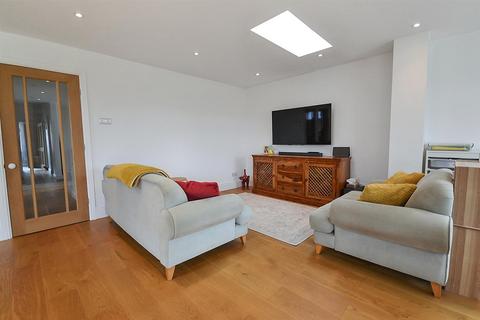 22 Thomas Avenue, Radcliffe On Trent, Nottingham, NG12 2HT