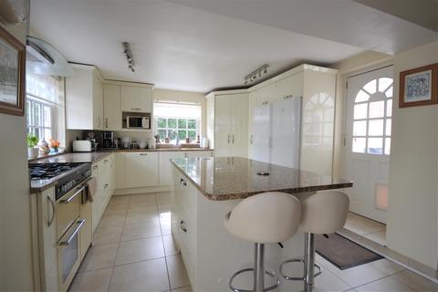 5 bedroom detached house for sale, Maldon Road, Burnham-On-Crouch