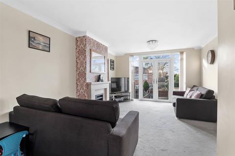 3 bedroom semi-detached house for sale - Mount Close, Dudley