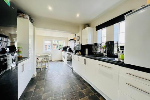 4 bedroom end of terrace house for sale - Gainsborough Close, Folkestone