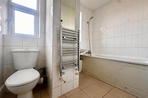 1 bedroom in a house share to rent, 38 Gough Walk, London E14