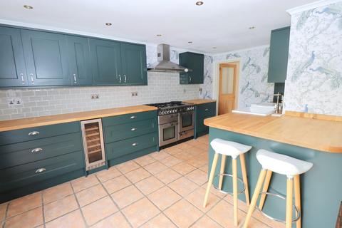 3 bedroom end of terrace house for sale, Reading Road, Farnborough GU14