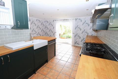 3 bedroom end of terrace house for sale, Reading Road, Farnborough GU14