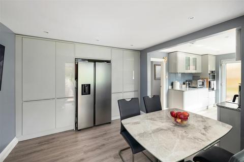 3 bedroom detached house for sale, Beaumonts, Redhill