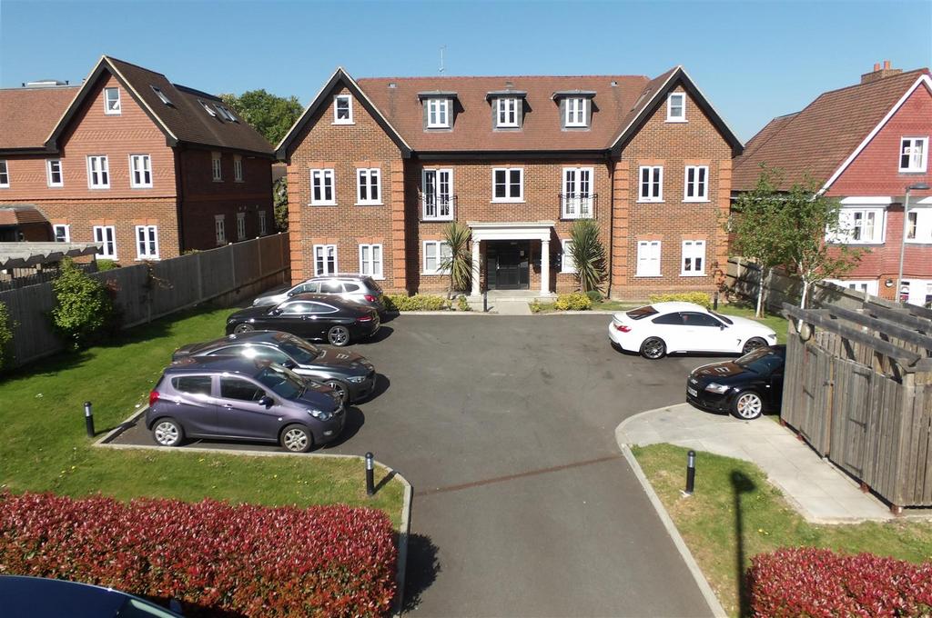 Brighton Road, Banstead 2 bed apartment for sale £360,000