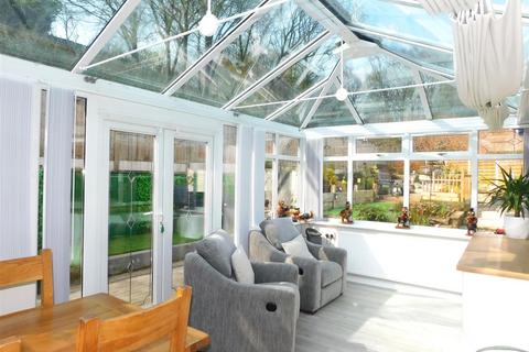 29 Ferndale Close, Oldham, OL4 5NL