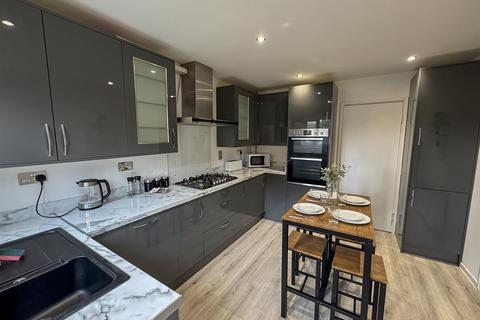 4 bedroom house to rent - Milburn Avenue, Milton Keynes MK6