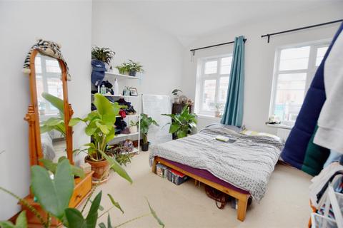 2 bedroom apartment to rent, High Street, Teddington