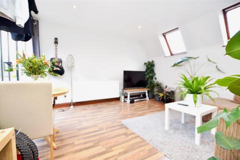 2 bedroom apartment to rent, High Street, Teddington