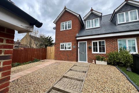 3 bedroom semi-detached house for sale - Marlow Close, Rothwell, Kettering