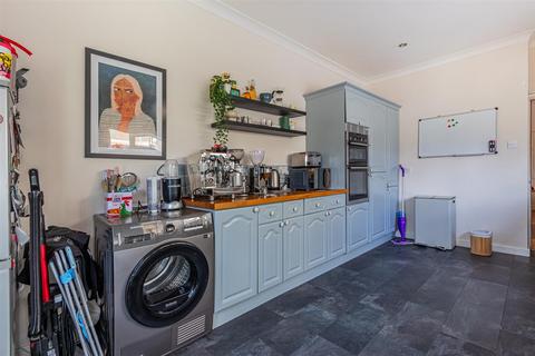 48 Amesbury Road, Cardiff, CF23 5DX
