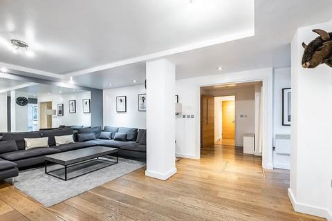 4 bedroom house to rent, Martin Lane, London EC4R