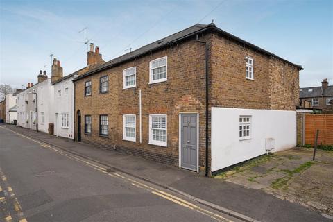 3 bedroom end of terrace house to rent, Russell Street, Windsor