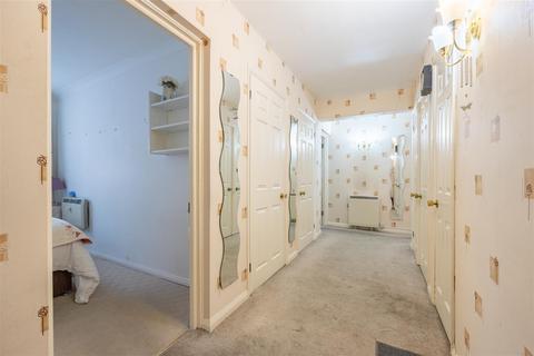 2 bedroom apartment for sale - Undercliff Gardens, Leigh-On-Sea
