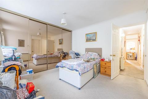 2 bedroom apartment for sale, Undercliff Gardens, Leigh-On-Sea