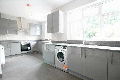 1 bedroom in a house share to rent - Elm Way, London, NW10 0NE