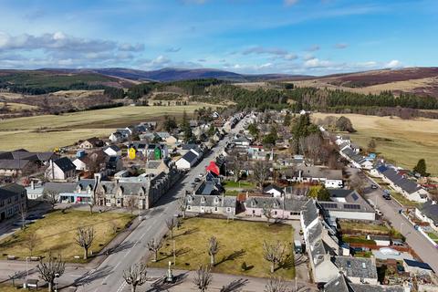 Nia Roo The Square, Tomintoul, Ballindalloch, AB37 9ET