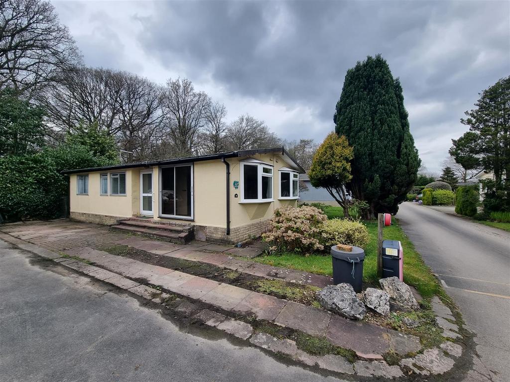 Juggins Lane, Earlswood 2 bed park home £75,000