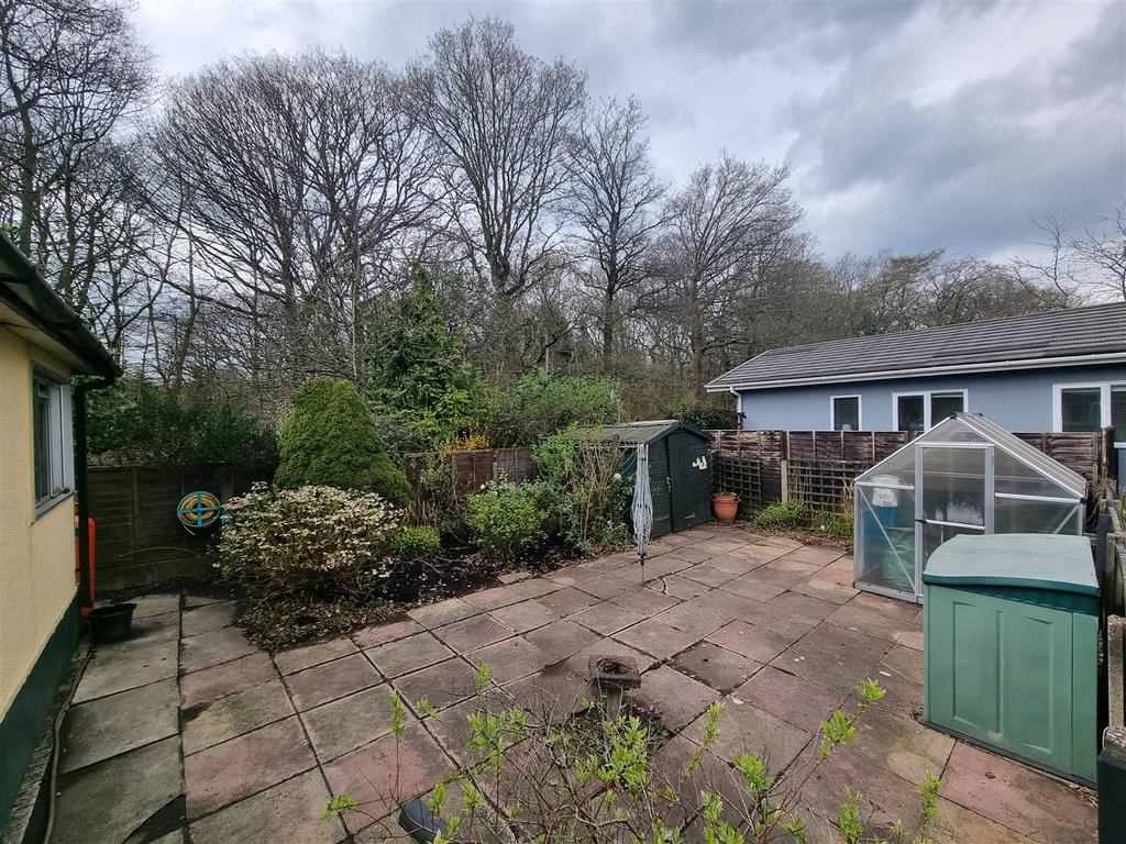 Juggins Lane, Earlswood 2 bed park home £75,000