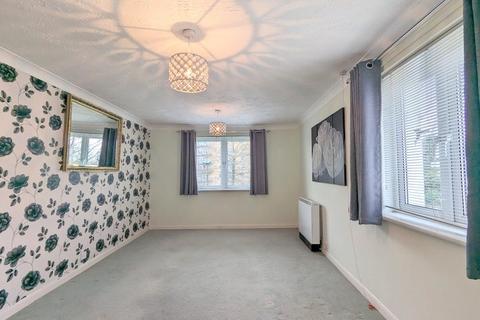 1 bedroom flat for sale, High Street, Feltham, TW13