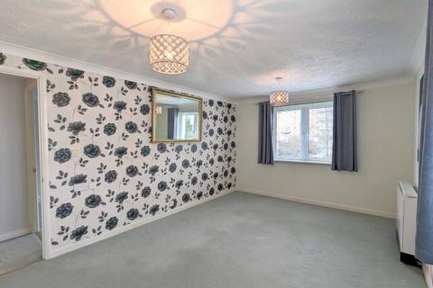 1 bedroom flat for sale, High Street, Feltham, TW13